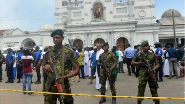 গির্জার বাইরে মোতায়েন সেনা সদস্যরা