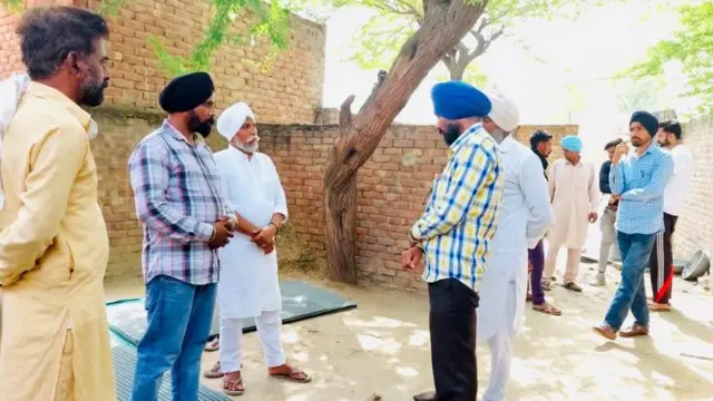 ਇਕਬਾਲ ਸਿੰਘ ਦੇ ਘਰ ਅਫਸੋਸ ਕਰਨ ਆਏ ਰਿਸ਼ਤੇਦਾਰ ਅਤੇ ਪਿੰਡ ਵਾਸੀ
