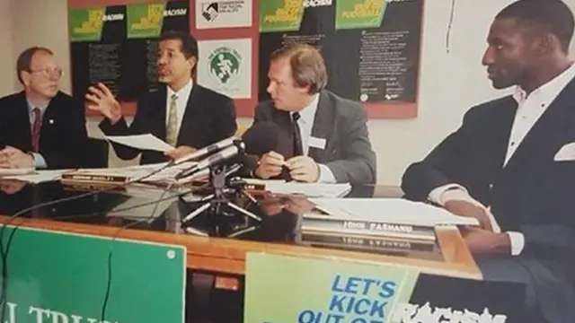 Herman Ouseley lanzó Kick It Out hace 25 años junto al presidente de la PFA, Gordon Taylor, y el entonces jugador de Wimbledon, John Fashanu (a la derecha).