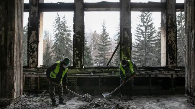 внутри сгоревшей администрации Алматы