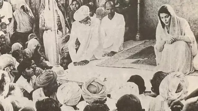 મહારાણી ગાયત્રીદેવી ગ્રમવાસીઓ સાથે