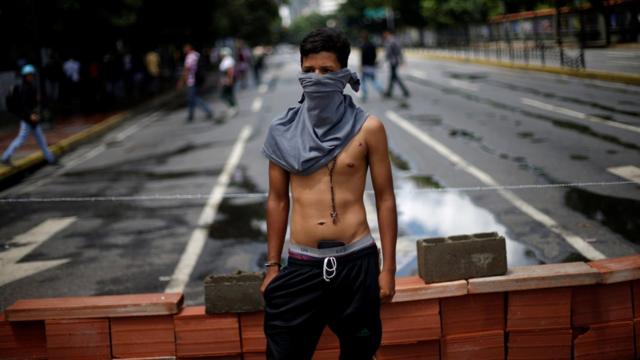 Un manifestante en Caracas.