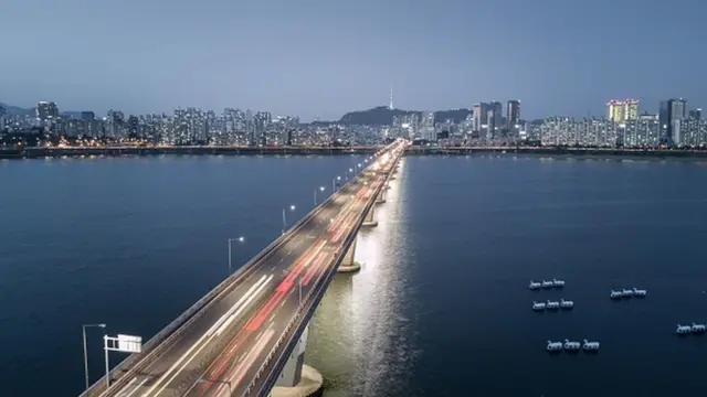 ภาพวิวสะพานข้ามแม่น้ำฮันในกรุงโซลของเกาหลีใต้เมื่อวันที่ 19 พ.ค. 2017