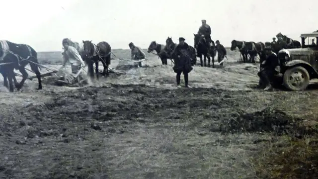 Ал учурда Вахш өрөөнүндө отурукташкан элдин саны абдан аз болгон. Өзүндөгү жумушчу күчү менен мындай чоң долбоорду куруу мүмкүн эмес эле.