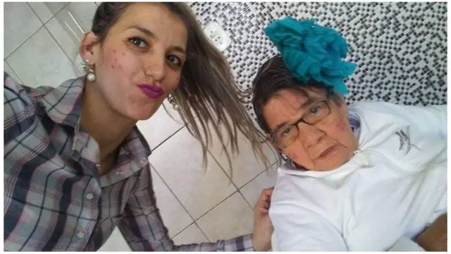 Gláucia Andressa dos Santos Gomes posa para foto com Cotinha, idosa que ela tenta adotar no Brasil