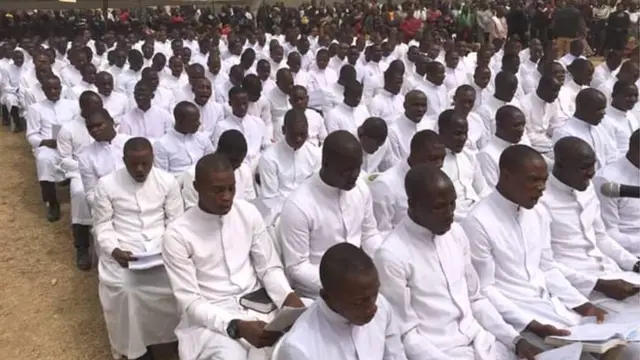 Awọn to joko nibi isinku akẹkọọ naa