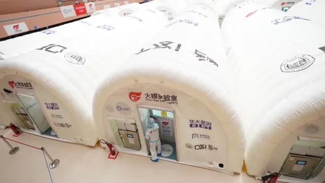 香港中山纪念公园体育馆内搭建的华大基因核酸检测“火眼实验室”（新华社图片9/9/2020）