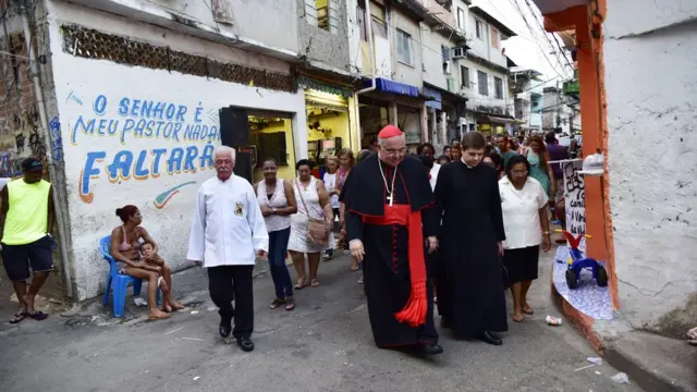 Dom Orani Tempesta faz visitaaajogos cassinomeio a membros da Igreja e moradores