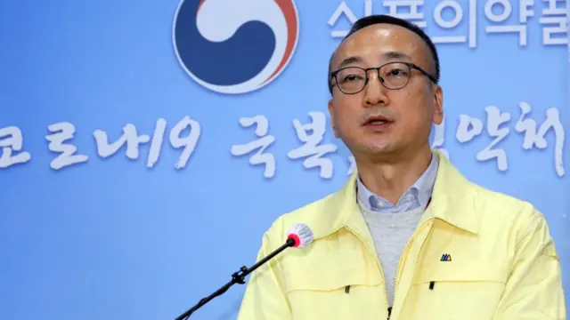 김상봉 식품의약품안전처 바이오생약국장이 1일 충북 청주시 질병관리청 브리핑실에서 '아스트라제네카 코로나19 백신 검증 자문단 회의 결과'를 발표하고 있다