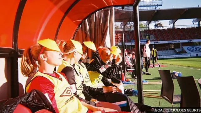 نیمکت‌نشینان در حال دیدن بازی گوتبورگ با کوپاربرگرز