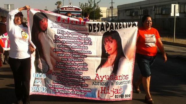 Marcha de Norma Ortega por la desaparición de su hija, Idalí Juache Laguna.