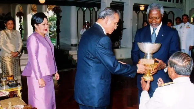 นายอันนัน ทูลเกล้าทูลกระหม่อมถวายรางวัลความสำเร็จสูงสุดด้านการพัฒนามนุษย์ของโครงการพัฒนาแห่งสหประชาชาติ แด่พระบาทสมเด็จพระปรมินทรมหาภูมิพลอดุลยเดช ที่พระตำหนักจิตรลดารโหฐาน เมื่อปี 2006