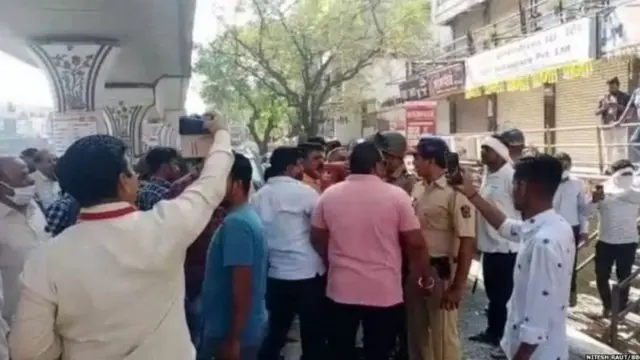 పోలీసులతో ఆందోళనకారుల వాగ్వాదం