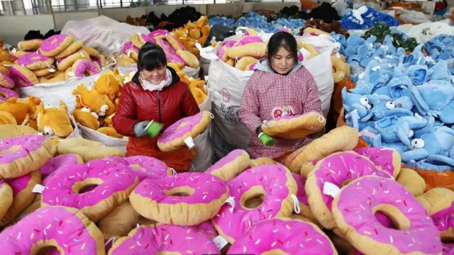 Funcionárias chinesas produzindo brinquedoseu quero roletauma fábrica