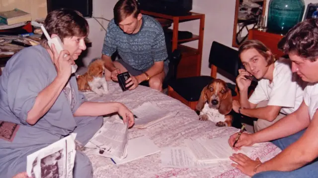 Porodica Hargrouv večera sa susedima i prijateljima