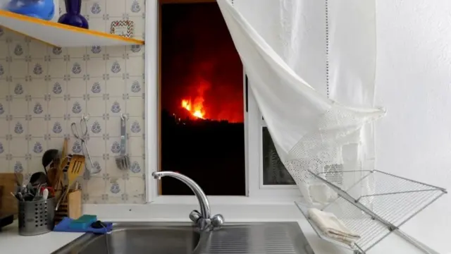 La lava a través de una ventana.