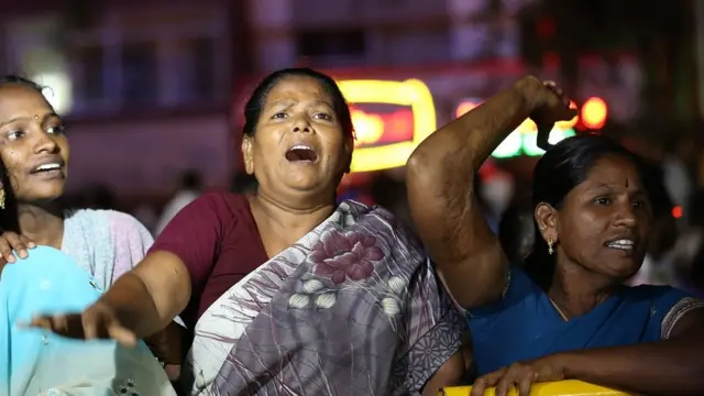 हॉस्पिटलबाहेर चाहत्यांची गर्दी