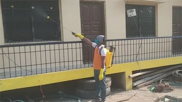 जंतूनाशकांची फवारणी करताना सफाई कर्मचारी.