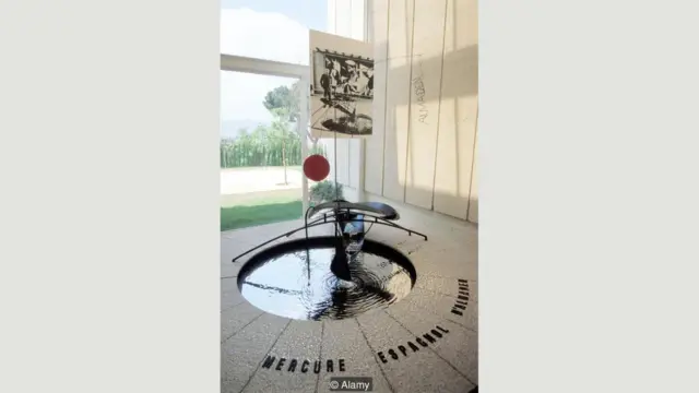 "چشمه جیوه" اثر الکساندر کالدر اشاره‌ای است به یکی از مواضع دفاعی نیروهای جمهوریخواه اسپانیا که به خاطر معادن جیوه‌اش شهرت داشت.