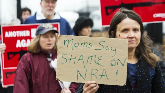 Imagem mostra protesto contra a NRA