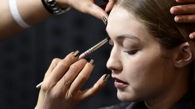 मेकअप कराती महिला