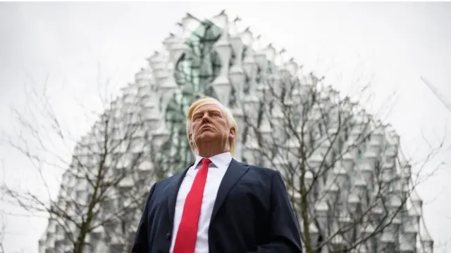 Una figura del presidente Donald Trump frente a la nueva embajada en Londres
