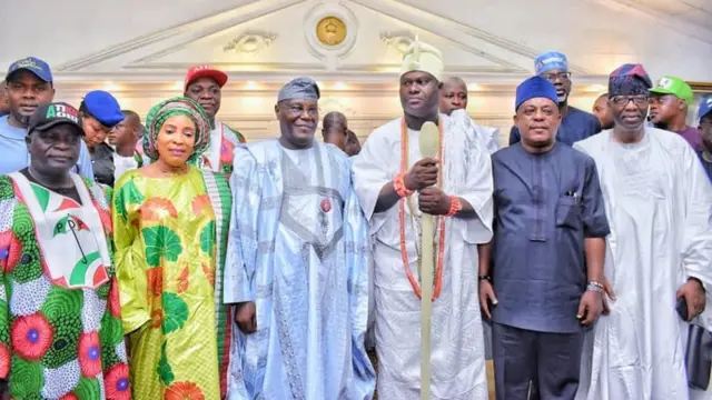 Ikọ Atiku ya fọto pẹlu Ọọni