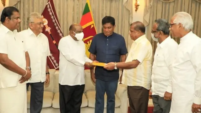 ආණ්ඩුවට හා ජනපතිට එරෙහිව විශ්වාසභංග යෝජනා දෙකක්.