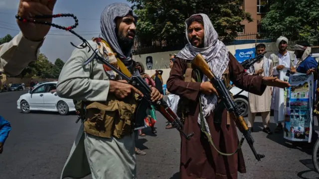 ஆயுதமேந்திய போராளிகள்