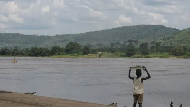 Les commerçants qui font la traversée du Haut-Oubangui doivent s'attendre à de nombreuses tracasseries.
