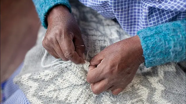 Manos de tejedora