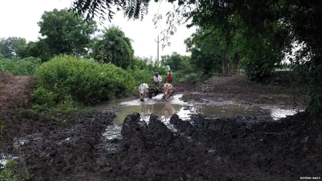 पावसामुळे शेत रस्त्याची अशी अवस्था झाली आहे.