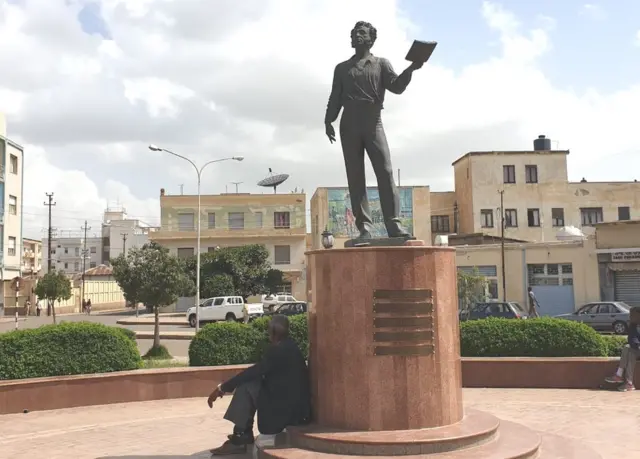 አንድ በዕድሜ የገፉ አባት በአሥመራ ከተማ ከፑሽኪን ሃውልት ስር ተቀምጠው