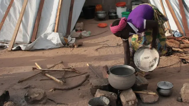 Woman wey dey cook for IDP camp