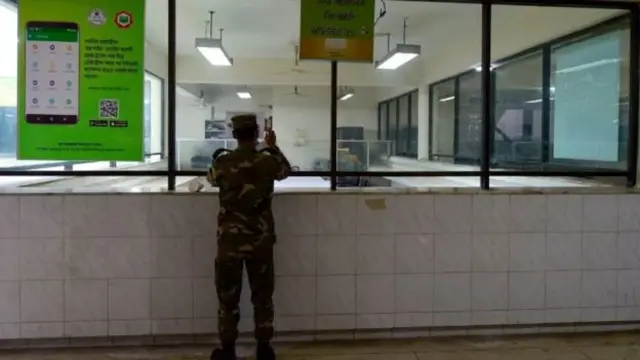 আশকোনার হজ্ব ক্যাম্পে কোয়ারেন্টাইন কক্ষ প্রস্তুত করছে সেনাবাহিনীর একজন সদস্য।