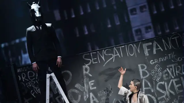 阿塞拜疆歌手迪哈婭（Dihaj）與馬頭人身男