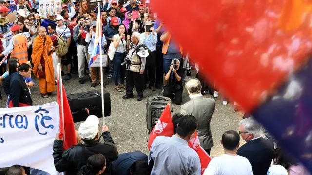 အစည်းအဝေးကို တက်ရောက်လာတဲ့ ဒေါ်အောင်ဆန်းစုကြည် အပါအဝင် ဗီယက်နမ်နဲ့ ကမ္ဘောဒီးယားက ခေါင်းဆောင်တွေကို ဩစတြေးလျမှာရှိတဲ့ တက်ကြွလှုပ်ရှားသူတွေက ဆန္ဒပြခဲ့ကြပါတယ်။