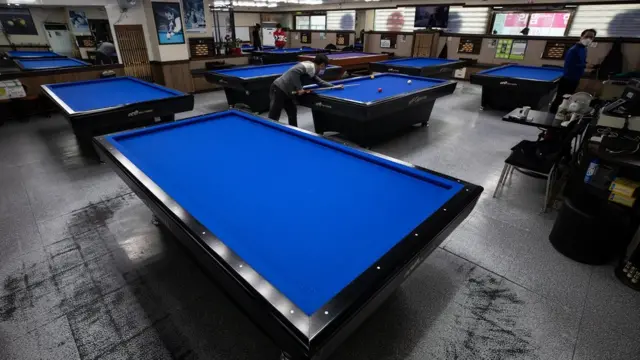 7일 경기 안양시내 한 당구장을 찾은 시민들이 당구를 치고 있다. 거리두기 2.5단계 상향 조정으로 헬스장·당구장 등 실내체육시설의 운영은 중단된다