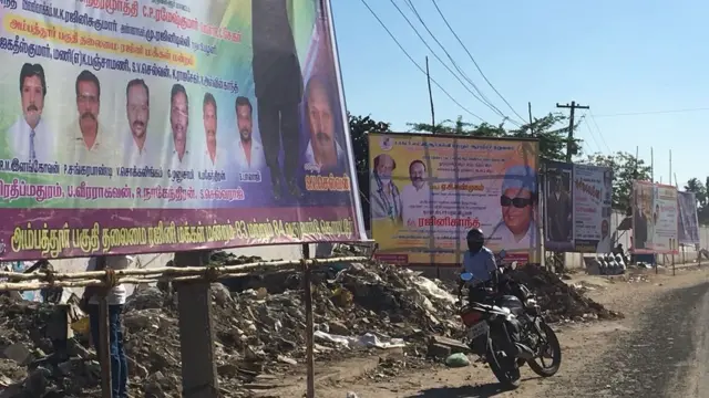 ரஜினி வருகையை ஒட்டி வழிநெடுக பேனர்கள்; வாகன நெரிசல்