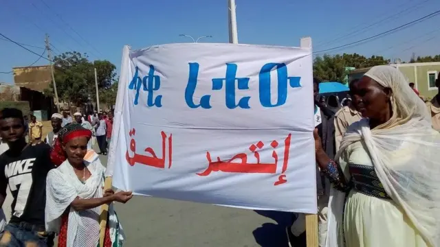 ካብ ኤርትራ ወገን ናብ ሰቲት ሑመራ ኣትየን እቲ ፅምብል ዘኽብራ ደቂ ኣንስትዮ