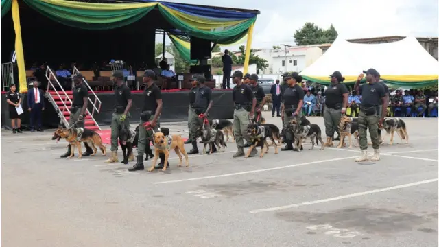 Awọn ọlọpaa pẹlu aja wọn