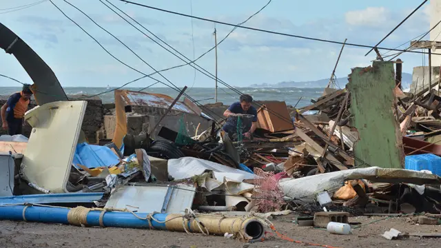 포항시 구룡포 해안가 상가와 주택들이 해일파도에 의해 파손됐다