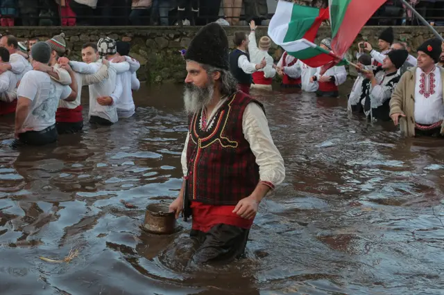 Uprkos zabrani, tradicija nije prekinuta ni tokom pandemije koronavirusa. Slično kao i kod nas, tokom poslednjih godina primetan je povećan broj mladih učesnika od kojih značajan broj pripada navijačkim grupama.