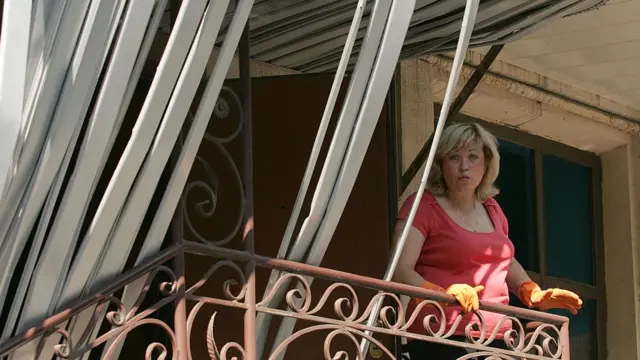 Українка на балконі зруйнованого будинку в Донецьку