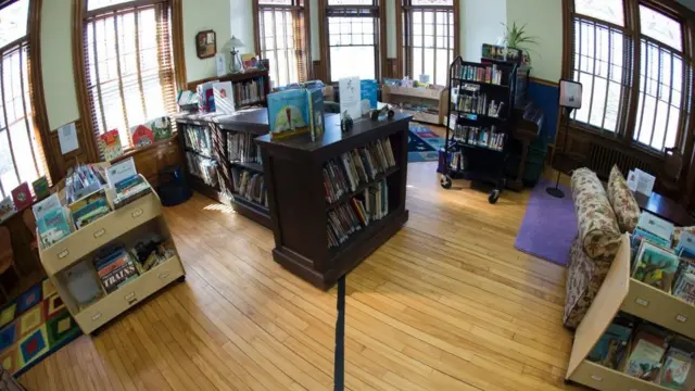 Una misma sala de la biblioteca puede estar dividida por la línea fronteriza.