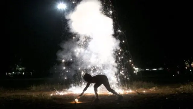 Gufran Beig, chief scientist at India's state-run System of Air Quality Weather Forecasting and Research (Safar), told AFP news agency: "Almost 60-70% of the smoke came from the firecrackers."