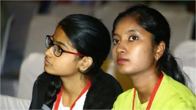 ఇద్దరు యువతులు