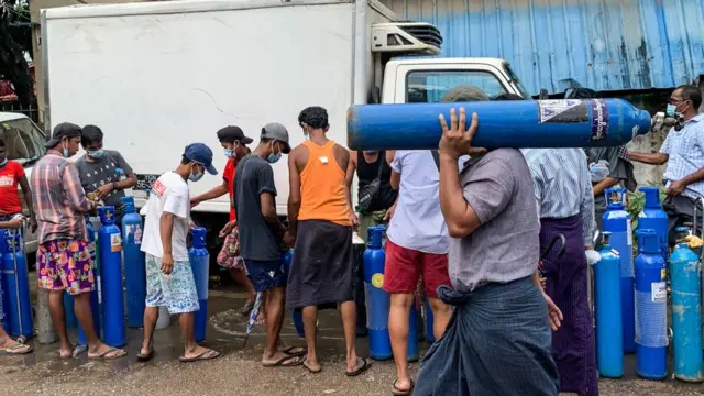 ရန်ကုန်မှာ ဇူလိုင် ၁၂ ရက်က အောက်ဆီဂျင်တန်းစီစောင့်နေသူများ