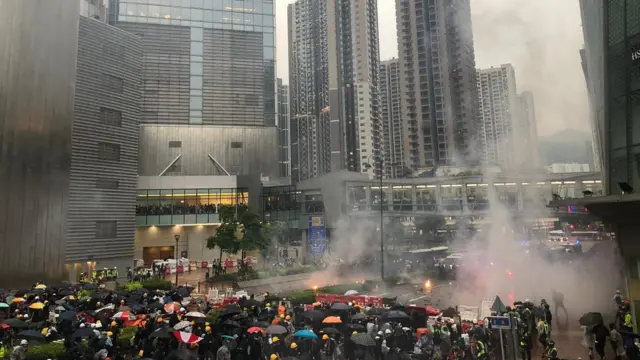 警民冲突现场的道路出现火光。