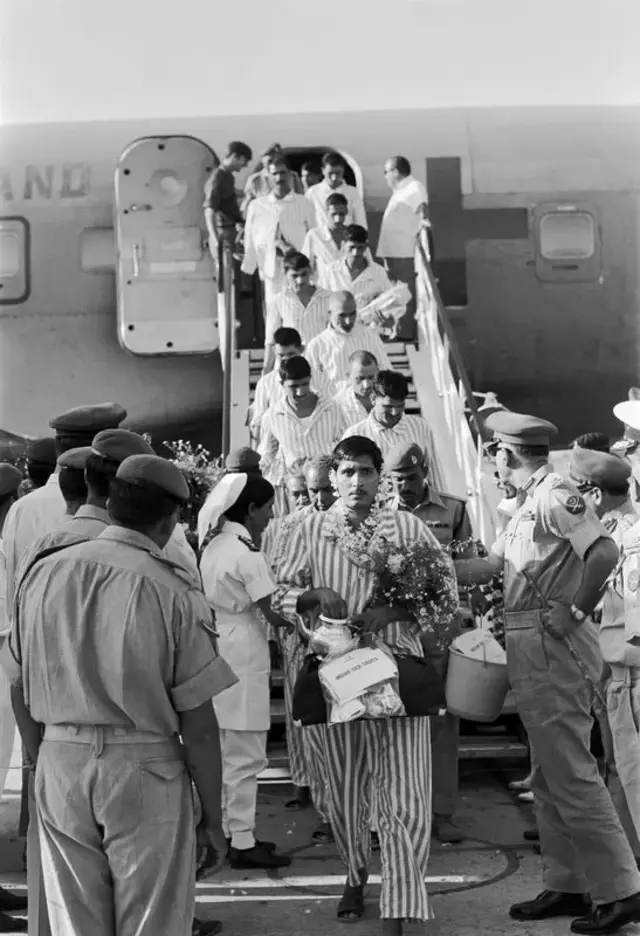 విమానం నుంచి దిగుతున్న పాక్ యుద్ధ ఖైదీలు